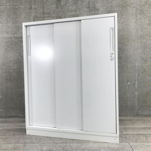 【在庫入替セール品!(本在庫限定価格)】【手狭なオフィスで大活躍!導線を確保できる引き違い戸のキャビネット!】■コクヨ(KOKUYO)製 エディア(EDIA)シリーズ 引き違い書庫 ローキャビネット ■3枚扉 ■シリンダー錠 ■ベース付き ■ホワイト 【弊社使用欄:A01043250・A01061634】
