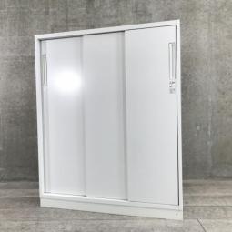 【手狭なオフィスで大活躍！導線を確保できる引き違い戸のキャビネット！】■コクヨ（KOKUYO）製　エディア（EDIA）シリーズ　引き違い書庫　ローキャビネット　■3枚扉　■シリンダー錠　■天板・ベース付き　■ホワイト　【弊社使用欄：A01043250・01061634】