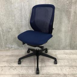 【前傾チルト機能付き！オカムラ製品で最も人気を集める高機能メッシュチェア！】■オカムラ（okamura）製　シルフィー（Sylphy）チェア　ローバック　肘無し　背面メッシュ　■ミディアムブルー×ブラックシェル　【弊社使用欄：A01063282】