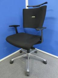 【快適な座り心地に高級感のあるデザイン！】■オカムラ　フィーゴチェア　肘付　ベルトライン：ブルー　ハンガー付　■背中全体を優しくサポート！【okamura　feego】