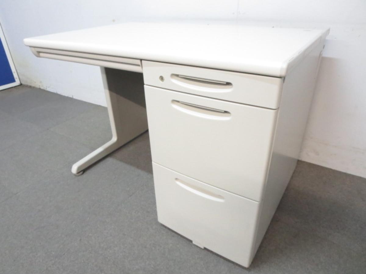 【スタンダードなデザインで配線機能充実！】■オカムラ製　片袖デスク　W1000×D700×H700mm　※日焼けあり商品のためお安く！【Okamura　SD-e】A01063679
                        SD-eシリーズ
                                    中古
            