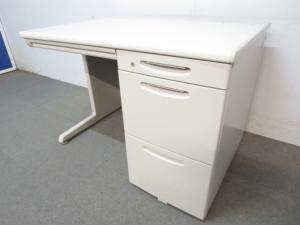 【スタンダードなデザインで配線機能充実！】■オカムラ製　片袖デスク　W1000×D700×H700mm　※日焼けあり商品のためお安く！【Okamura　SD-e】A01063679