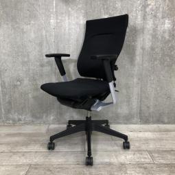 【応接室や会議室にもおすすめ！長時間の着座でも疲れない、からだに馴染む座り心地！】■イトーキ(ITOKI)製　スピーナ(Spina)チェア　肘付ハイバック　クロスバックタイプ　■可動肘・ランバーサポート付き 　■ブラック