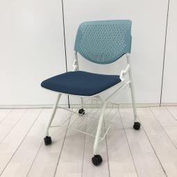 【シンプルなデザインで使いやすいミーティングチェア！】■オカムラ（okamura）製　ルナ（RUNA）チェア　ネスティングチェア　ミーティングチェア　キャスター付　棚付　■背面：セージシェル　■ブルー