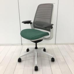 【ワーカーに求められる要素を全て網羅した新生ワークチェア！】■スチールケース(Steelcase)製　シリーズ ワン(series1)チェア　肘付き　ハイバック　背面メッシュ　■可動肘・ランバーサポート・ハンガー付き　■背面：ライトグレー・座面：グリーン