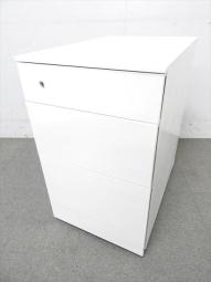 【正面に取っ手が無いフラットなデザイン！キャスター付でレイアウト変更がスムーズ！】■オカムラ（okamura）製　プロユニットシリーズ　3段ワゴン　フリアド用ワゴン　H650㎜　■ホワイト　■シリンダー錠　※キズ・塗装剝がれ有　【入替セールにつき30%OFF！】