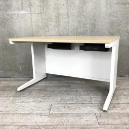 【定価約9万円】【ワイヤリング機能が充実！清潔感のあるホワイトカラーにおしゃれなナチュラル天板の平机！】■オカムラ(okamura)製　アドバンスシリーズ(ADVANCE)　平机　引き出し無し　幅1200㎜　■天板：ナチュラル / 本体：ホワイト【入替セールにつき40%OFF！】