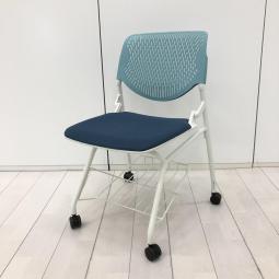 シンプルなデザインで使いやすいミーティングチェア！/オススメ(おすすめ) /人気商品【弊社使用欄：A01061527】■オカムラ（okamura）製　ルナ（RUNA）チェア　ネスティングチェア　ミーティングチェア　キャスター付　棚付　■背面：セージシェル　■ブルー