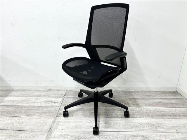 【定価約19万円】【デザインと機能性を追求したオカムラの技術の結晶！自然な姿勢で作業・リラックス可能！】■オカムラ(okamura)製　フィノラ(Finora)チェア　肘付ハイバック　■背・座面メッシュ　■固定肘　■ブラック