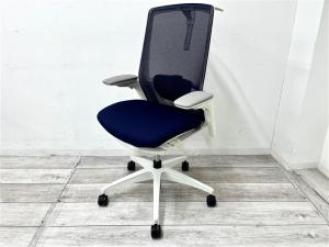 【定価約22万円】【デザインと機能性を追求したオカムラの技術の結晶！自然な姿勢で作業・リラックス可能！】■オカムラ（okamura）製　フィノラ（Finora）　シリーズ　肘付ハイバックチェア　背面メッシュ　■可動肘　■ブルー　※黄ばみあり