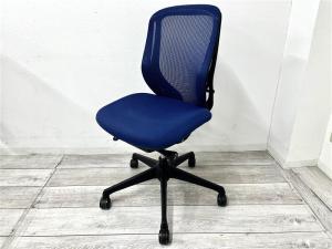 【前傾チルト機能付き！オカムラ製品で最も人気を集める高機能メッシュチェア！】■オカムラ（okamura）製　シルフィー（Sylphy）チェア　ローバック　肘無し　背面メッシュ　■ミディアムブルー×ブラックシェル