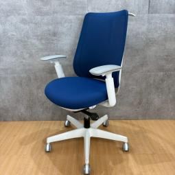 美品★2023年製★座面前後調整・リクライニングもできる！オカムラ製のオフィスチェア「ポータム/可動肘」が値下げされました！  ＊良品を格安で！「オフィスバスターズ福岡南店」は、福岡を拠点として、全国へ中古オフィス用品・オフィス家具を提供しております。