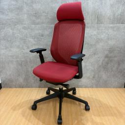 《残り1脚》オカムラ製の人気オフィスチェア【シルフィーメッシュ/可動肘/ヘッドレスト付き/レッドカラー】が入荷いたしました！#前傾チルト機能付き　＊良品を格安で！「オフィスバスターズ福岡南店」は、福岡を拠点として、全国へ中古オフィス用品・オフィス家具を提供しております。