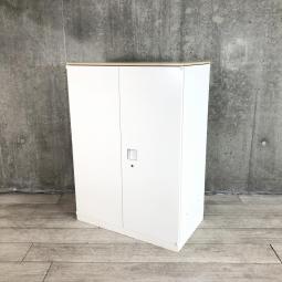 【幅800㎜でコンパクト！】オカムラのロングセラー商品が入荷！横幅・奥行がコンパクトで省スペースにもおすすめ！
清潔感のあるホワイトカラーと高いデザイン性・利便性が人気！
■オカムラ/レクトライン/ホワイト　W800 D400　ヒンジ有 木目天板付！