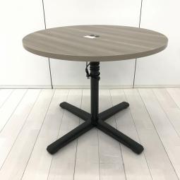 カフェ風丸テーブル入荷！リフレッシュスペースなどにおすすめ！コンセント付きで使い勝手抜群！
■オカムラ/LivesMeetingTable（ライブス）/天板：プライズウッドミディアム　脚：ブラック  丸形　W900×H720㎜　【ABW】