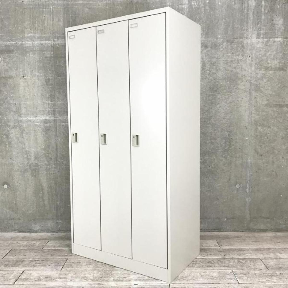 【個人の荷物や衣類をしっかり保管！】■オカムラ（okamura）製　FZシリーズ　3人用ロッカー　更衣用ロッカー　W900×D515×1790㎜　■シリンダー錠　■ライトスモーク　※側面キズ
                        FZタイプ
                                    中古
            