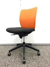 【3/17(火)入荷予定商品となります！】【定価約6万円】【多彩なワークシーンにフィット！】■ウチダ(UCHIDA)製　エポ(EPO)チェア　肘付　ローバック　■背面：オレンジ/座面：ブラック　【ワーキングチェアのスタンダードクラス！】