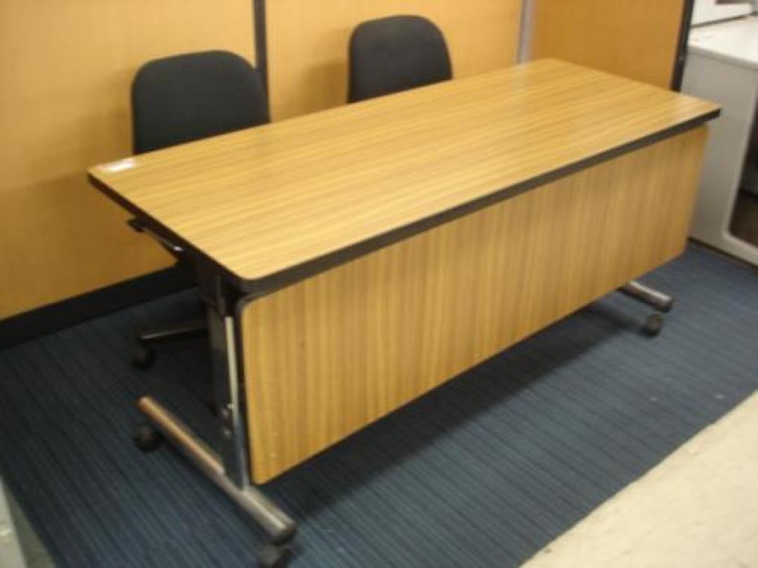 【作業スペースに！】絶対お買い得！折りたたみテーブル＆キャスター付きＯＡチェア２脚セット【セット商品】
                                    中古
            