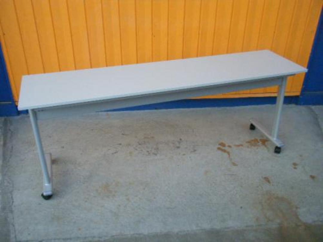 ミーティングに最適!!設置スタイルは思いのまま!!<br>スタックテーブル入荷です
                                    中古
            