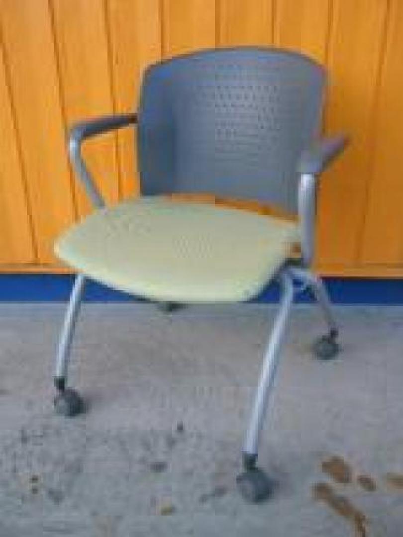 ミーティング用チェア入荷!!肘付キャスター付きでしかも重ねておけます【会議チェア】
                                    中古
            