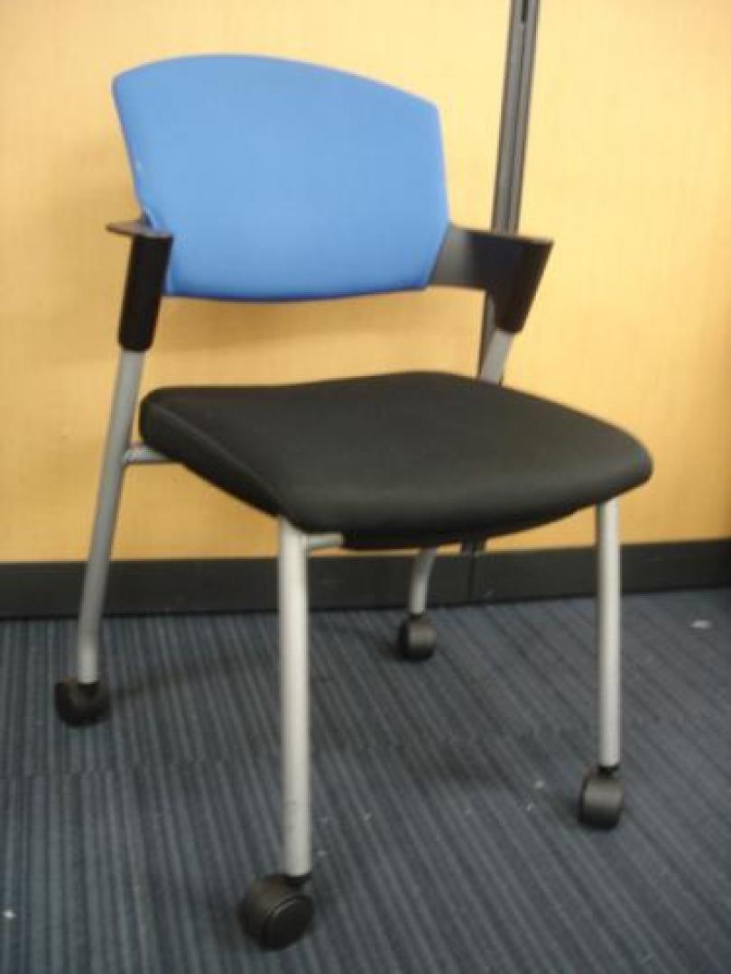 【人気商品！】■KOKUYO　プロッティ　スタックチェア■【便利なスタック・キャスタータイプ】■良品◎■【まとめて7脚入荷！】【会議チェア】
                                    中古
            