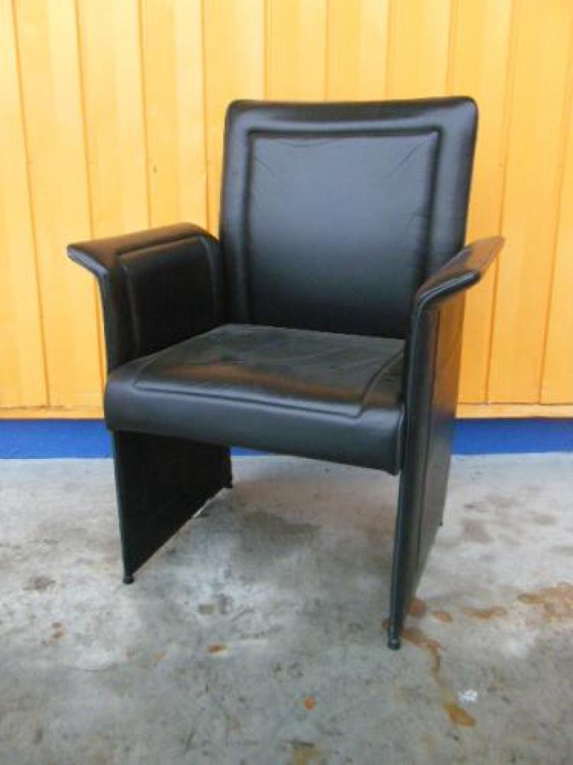 ブラックで渋い！アームチェア入荷しました！
                                    中古
            