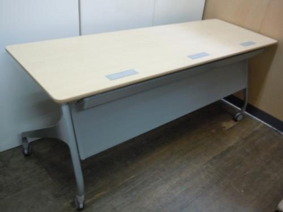 【飯田橋店のサービス品】【キャスター動きが少し悪いため値下げしました】ＫＯＫＵＹＯ　◆　スタックテーブル　◆　幕板パネル付　◆　木目柄天板　◆配線キャップ付き
                                    中古
            