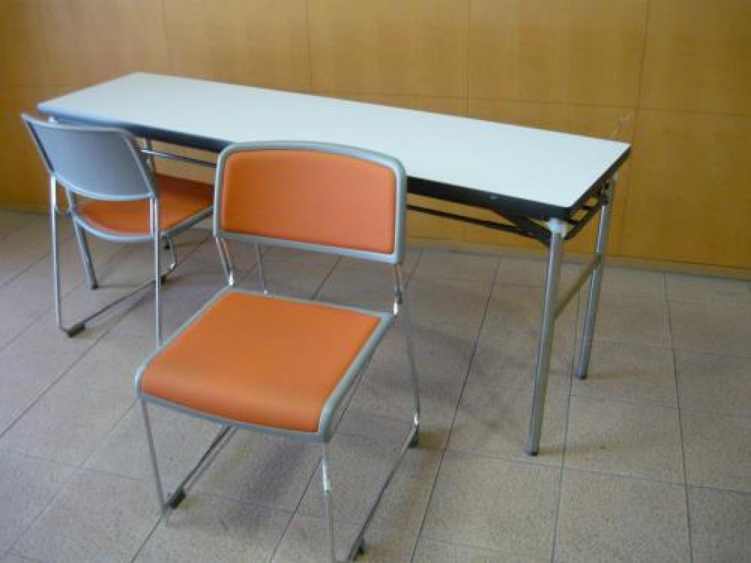 【セット商品】　折りたたみテーブルとオレンジスタックチェア（2脚）のスペシャルセット品！　
                                    中古
            