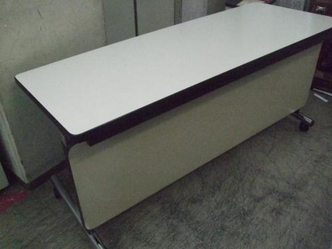 ☆★　６台入荷　内田洋行　サイドスタックテーブル　幕板付　Ｗ1500　☆★
                                    中古
            