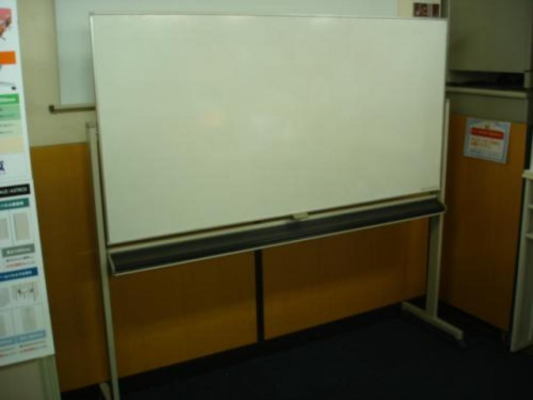 【内田洋行製】ホワイトボード両面（ペン置き場に蓋が出来ます）
                                    中古
            