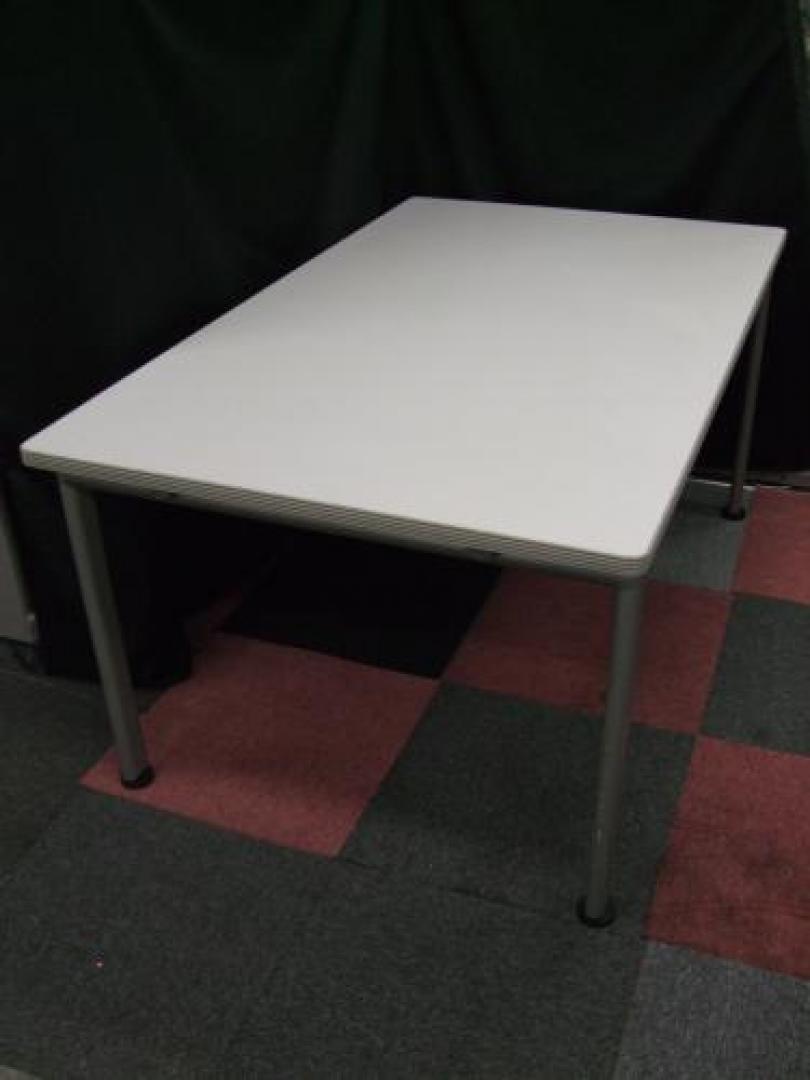 【広幅サイズの4人用テーブル】奥行900のユッタリサイズ！商談の際、書類を広げるのに最適
                                    中古
            