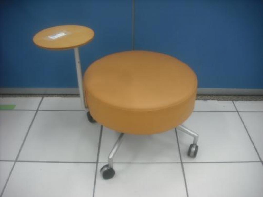 ■ミーティングチェア(亀みたい!?)■ メモ台が意外と便利♪ 3/12 0:00〜より、お問い合わせ開始。
                                    中古
            