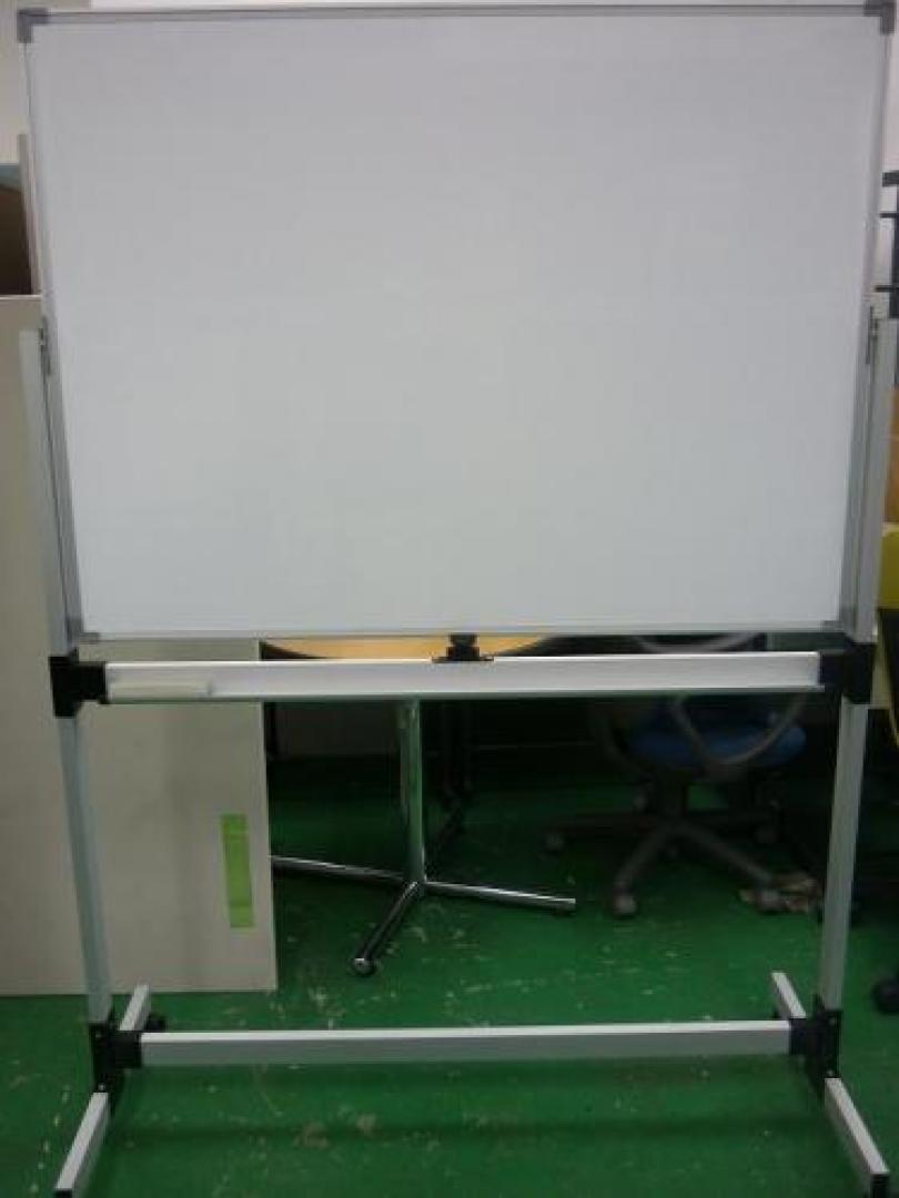 脚付片面無地　裏は鏡のようなシルバーです　あえてお見せしません
                                    中古
            