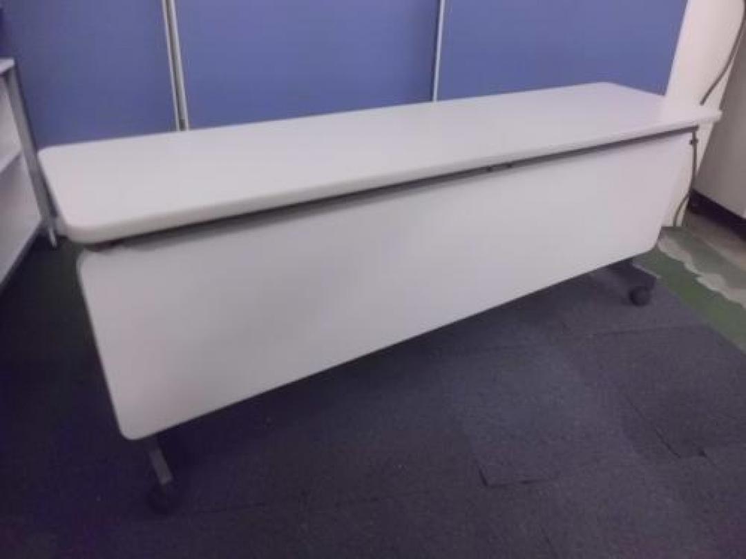 【訳アリ商品＝お買い得価格】　サイドスタックテーブル　『キャスターロック不調のため大特価』
                                    中古
            