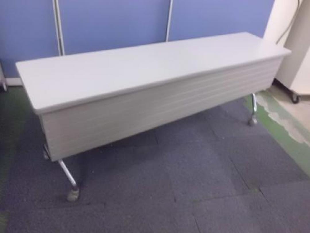 【残り1台にて・・・値下げ！】　オカムラ製　サイドスタックテーブル
                                    中古
            