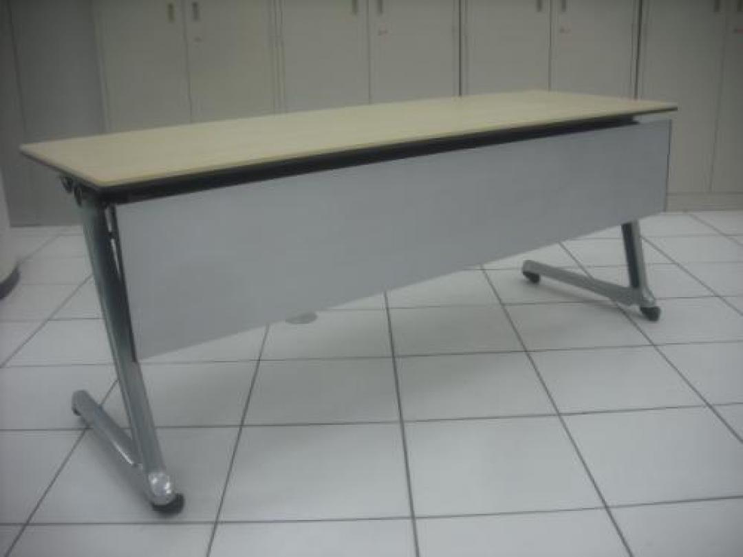 オカムラ製　サイドスタックテーブル 棚板付き　インターアクトＰＲＯシリーズ
                                    中古
            