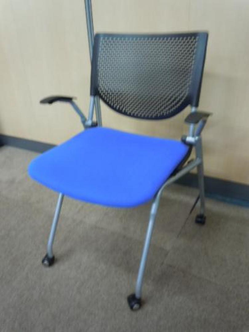 【3脚のみのため値下げしました】okamura　■　プロスタック　■　ネスティングチェア　■　垂直方向に積み重ねて収納できます！【会議チェア】
                                    中古
            