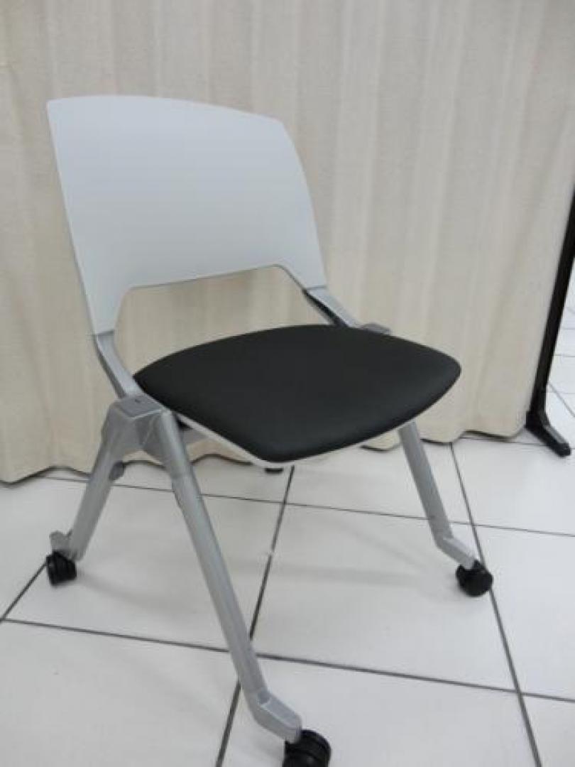 内田洋行製　ネスティングチェア　FM-320シリーズ 30脚　会議用・ミーティングスペース用にいかがでしょうか。　
                                    中古
            