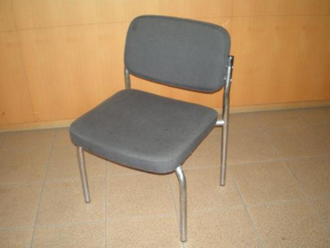 イトーキ製　スタッキングチェアー　クッションあり　グレー色【会議チェア】
                                    中古
            