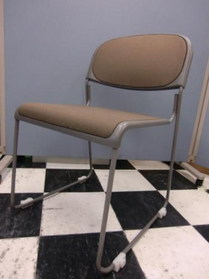 ◆状態良好◆スタッキングチェアが大量入荷。汚れが目立ちにくいブラウン色。これからの時期にピッタリ。【会議チェア】
                        FNT-10・FNM-10 chair 
                                    中古
            