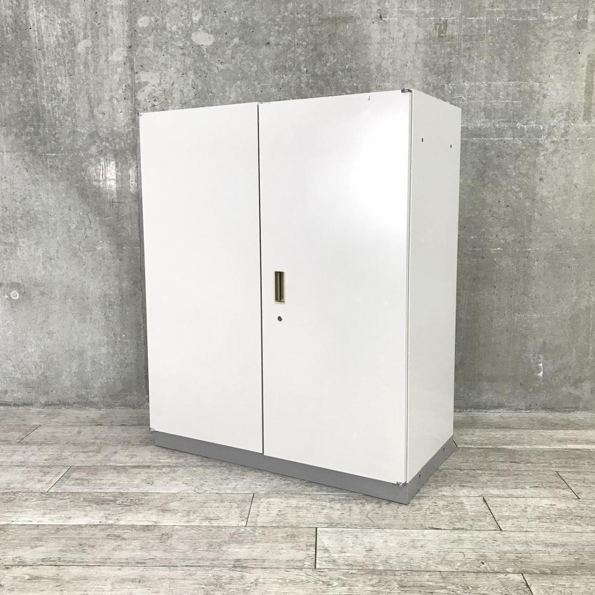 【カギ作成可能！】【書類の収納スペースを増やしたい方に！収納力抜群な観音開きタイプのキャビネット】■イトーキ(ITOKI)製　シンライン(THIN LINE)シリーズ　両開き書庫　ローキャビネット　H1100㎜　■グレー　■シリンダー錠
                        シンライン
                                    中古
            