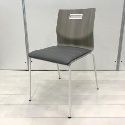 【オシャレな木目調！カフェスペースや休憩スペースにオススメ！】■オカムラ（okamura）製　スイープ（sweep）シリーズ　スタッキングチェア　ミーティングチェア　■座パッドタイプ　■背カラー:プライズウッドミディアム/ 座カラー:グレー