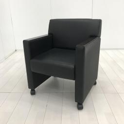 【応接室やミーティング室にピッタリな1人用ソファ！】■オカムラ（okamura）　8394Fシリーズ　1人用ソファ　座面の高さ：440ｍｍ　■ビニールレザー　色：ブラック　■キャスター付き【ABW商材】【関東倉庫在庫品】【弊社使用欄：A01030227】