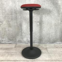 【「座る」と「立つ」のいいとこ取り！】■オカムラ(okamura)製　ピルエット(pirouetto)シリーズ　カウンターチェア　スツール　■レッド・シェル：ブラック【高さ調節可能なパーチングスツール！】【弊社使用欄：A01063234】