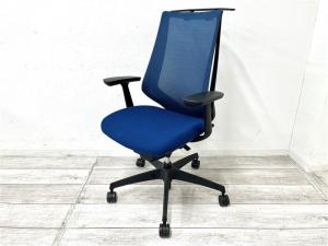 【定価約10万円】【様々な体系や姿勢にも柔軟にフィット！　座り心地抜群の肘付きハイバックチェア！】■コクヨ（KOKUYO）製　デュオラ　■色ブルー　■ハイバック　■背面メッシュ　■固定肘　■コートハンガー付　■樹脂脚
