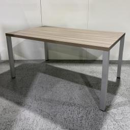 【シンプルながらも上質なデザイン！会議室用やミーティング用におすすめ！】■オカムラ(okamura)製　クライアント(Client)シリーズ　ミーティングテーブル　W1500×D900㎜　■4本脚：シルバー　■天板：木目調ナチュラル