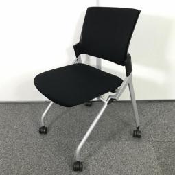 【折り畳んで収納可能！さまざまな場面で活躍するミーティングチェア！】■イトーキ(ITOKI)製　モノンチェア　ネスティングチェア　ミーティングチェア　■キャスター付き　■ブラック