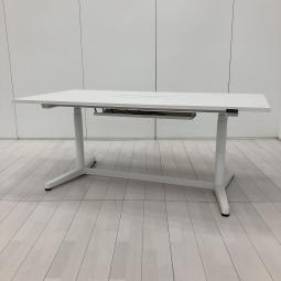【電動で高さ調整可能・立ち姿勢を取り入れた新しいワークスタイルへ！】■イトーキ（ITOKI））製　トイロ（toiro）シリーズ　電動昇降デスク　昇降テーブル　平机　W1800×D900×H725～1250㎜　■配線口・コンセントユニット付　■ホワイト