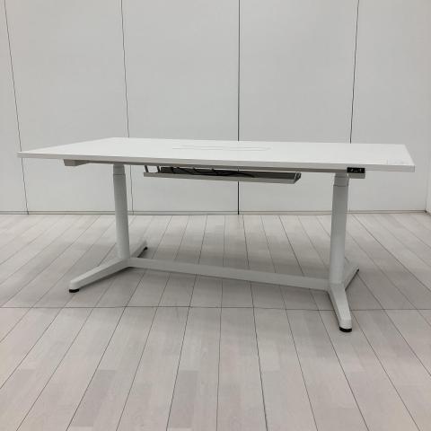 【電動で高さ調整可能・立ち姿勢を取り入れた新しいワークスタイルへ!】■イトーキ(ITOKI))製 トイロ(toiro)シリーズ 電動昇降デスク 昇降テーブル 平机 W18000×D900×H725~1250㎜ ■配線口・コンセントユニット付 ■ホワイト