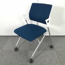 【使わない時は平行に重ねて収納！肘付きで長時間の会議も安心の座り心地】■コクヨ(KOKUYO)製　ピエガ(Piega)シリーズ　肘付ミーティングチェア　■キャスター・背パッド付き　■ブルー×ホワイトシェル